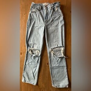 Abercrombie & Fitch The 90s Straight Ultra High Rise - Destroy Light Blue Wash